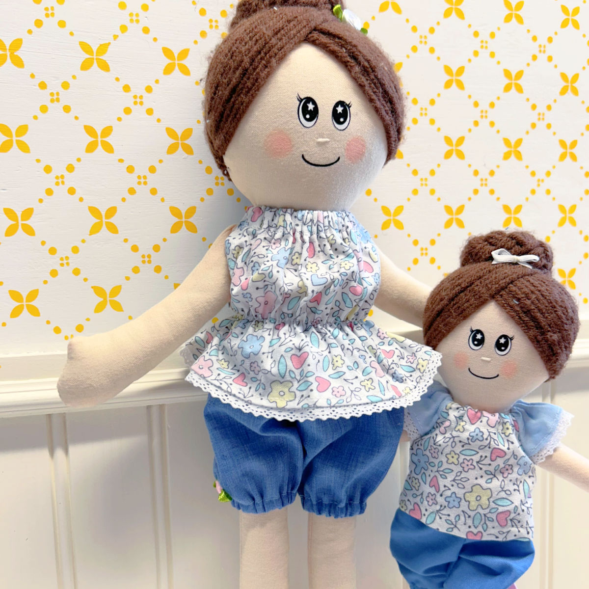 Ens. Chandail & short Petites fleurs - vêtement de petites poupées