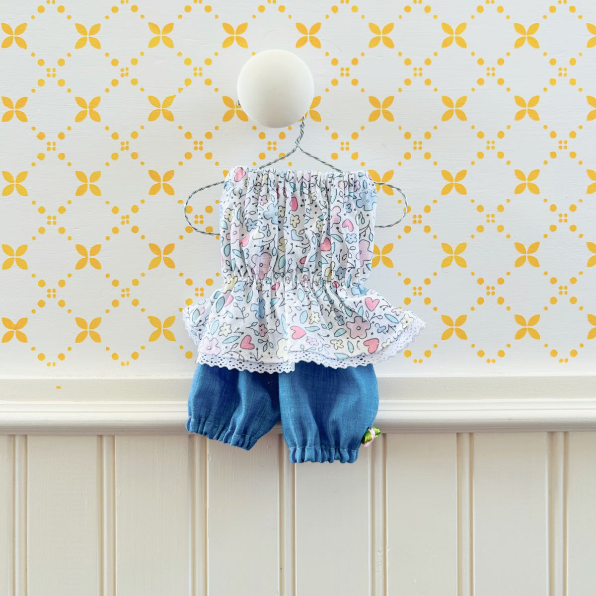 Ensemble Chandail & short Petites fleurs - vêtement de poupées