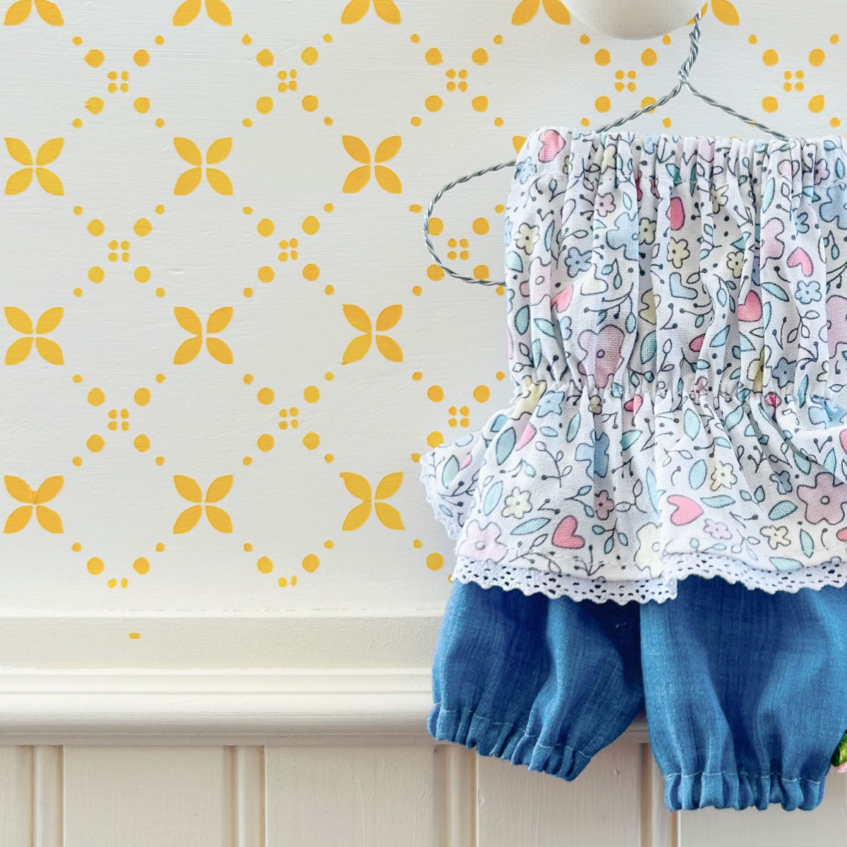 Ensemble Chandail & short Petites fleurs - vêtement de poupées