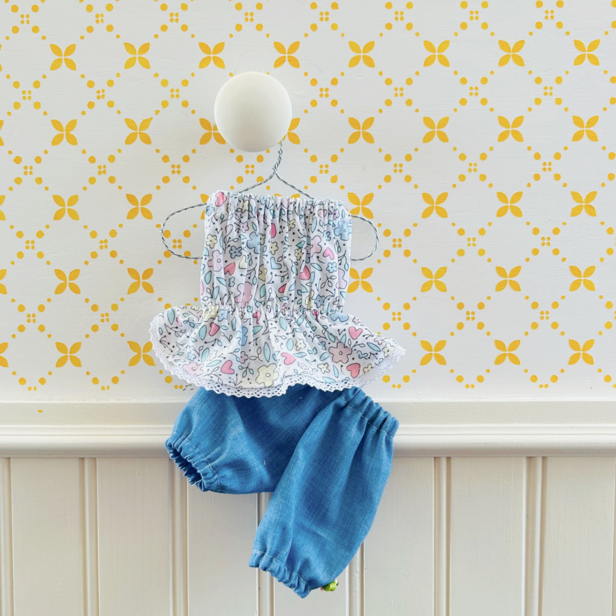 Ensemble Chandail & short Petites fleurs - vêtement de poupées