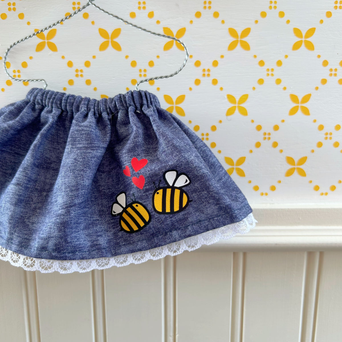 Ensemble Chandail & Jupe 2 Petite abeille - vêtement de poupées