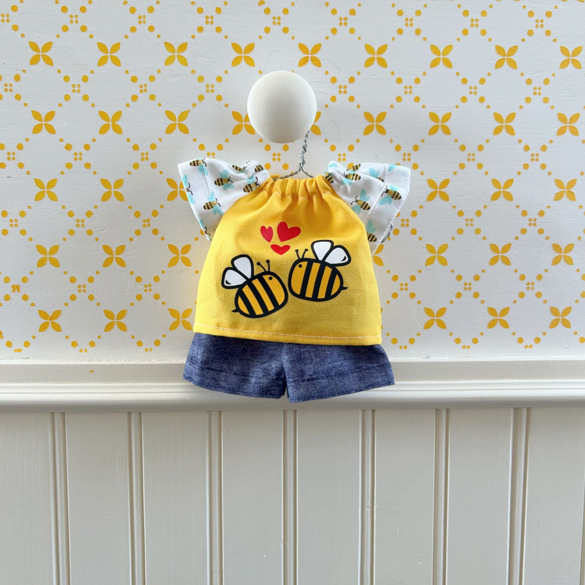 Ensemble Chandail & short 1 Petite abeille - vêtement de poupées