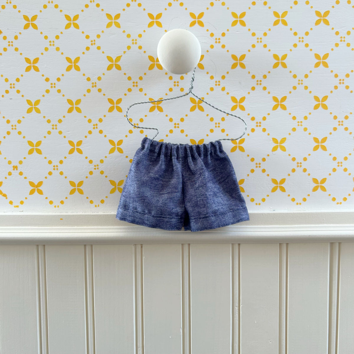 Ensemble Chandail & short 1 Petite abeille - vêtement de poupées