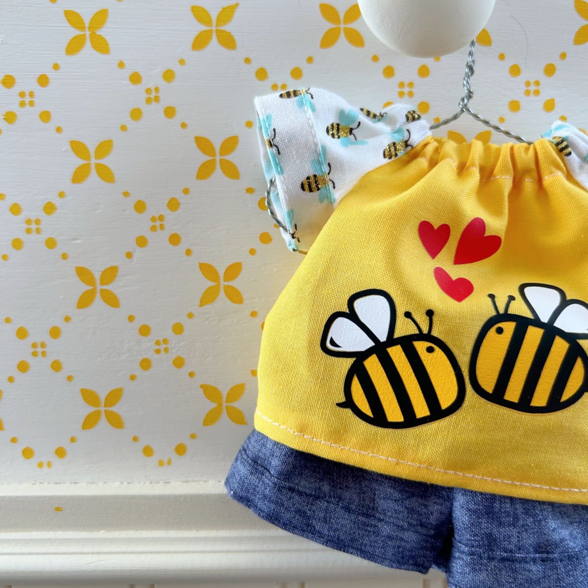 Ensemble Chandail & short 1 Petite abeille - vêtement de poupées