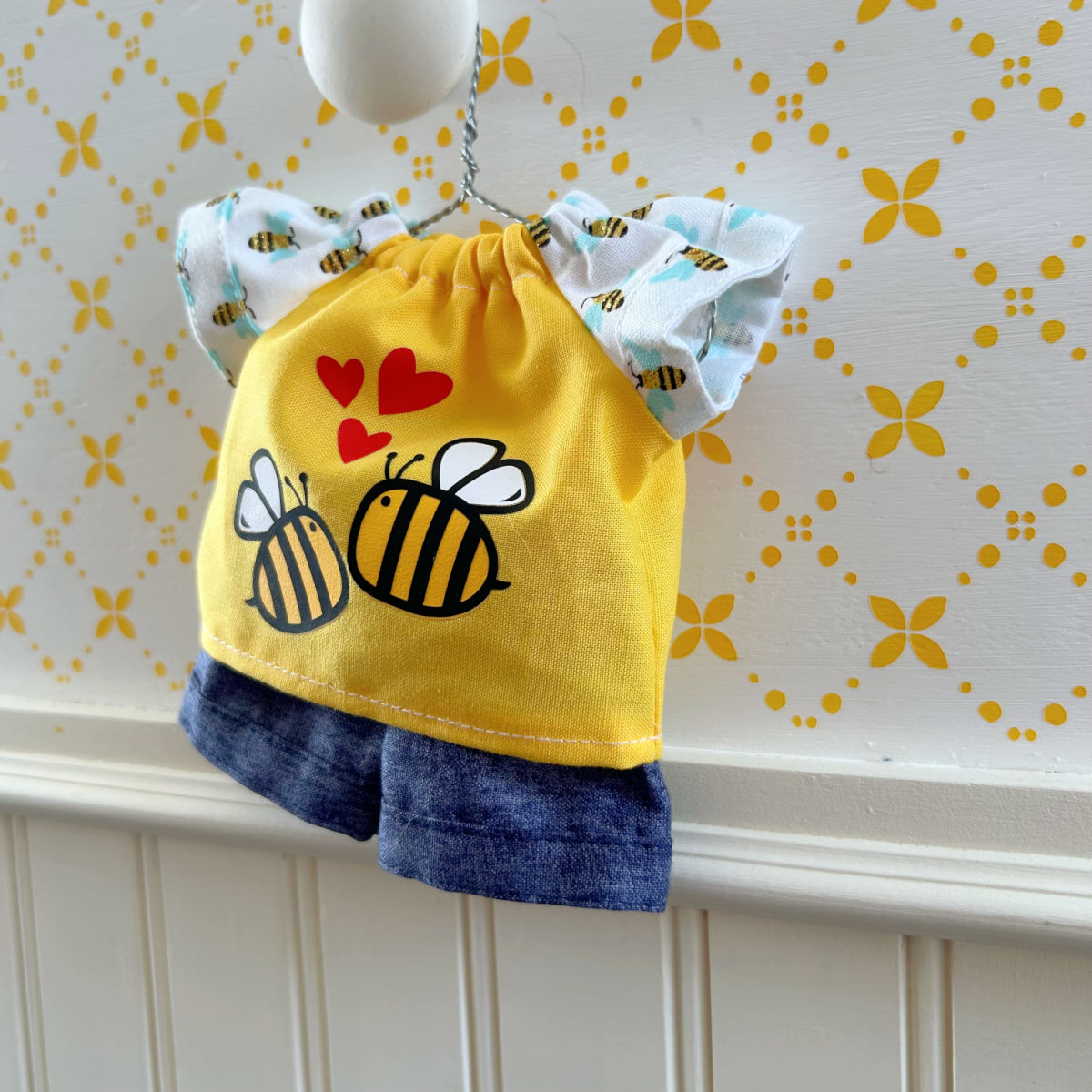 Ensemble Chandail & short 1 Petite abeille - vêtement de poupées
