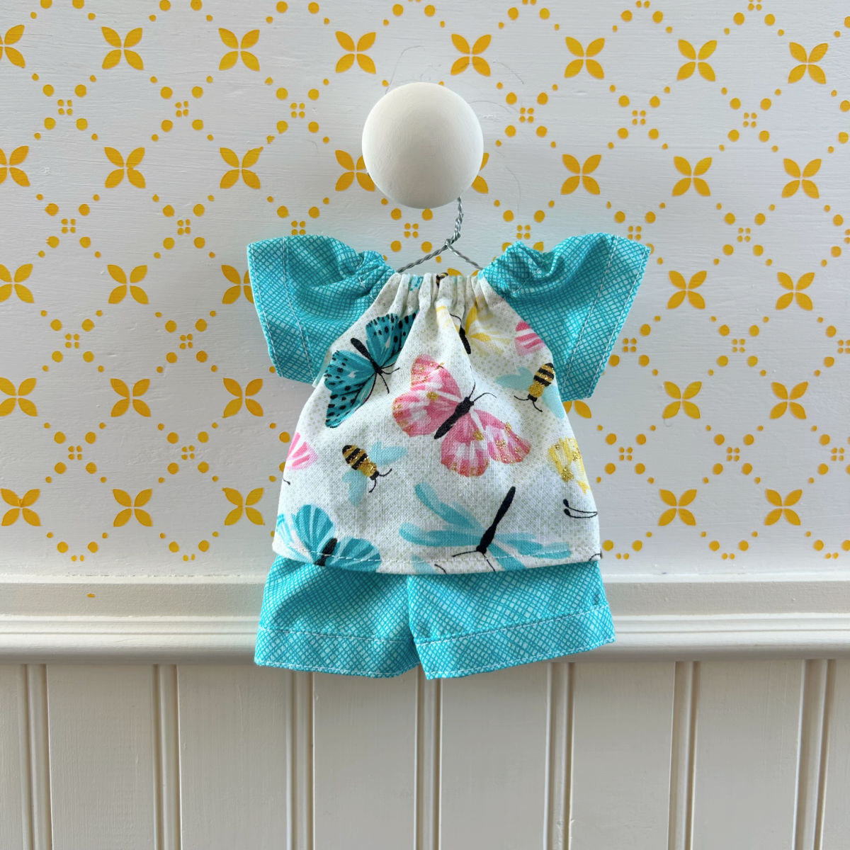 Ensemble Chandail & short 2 Petite abeille - vêtement de poupées