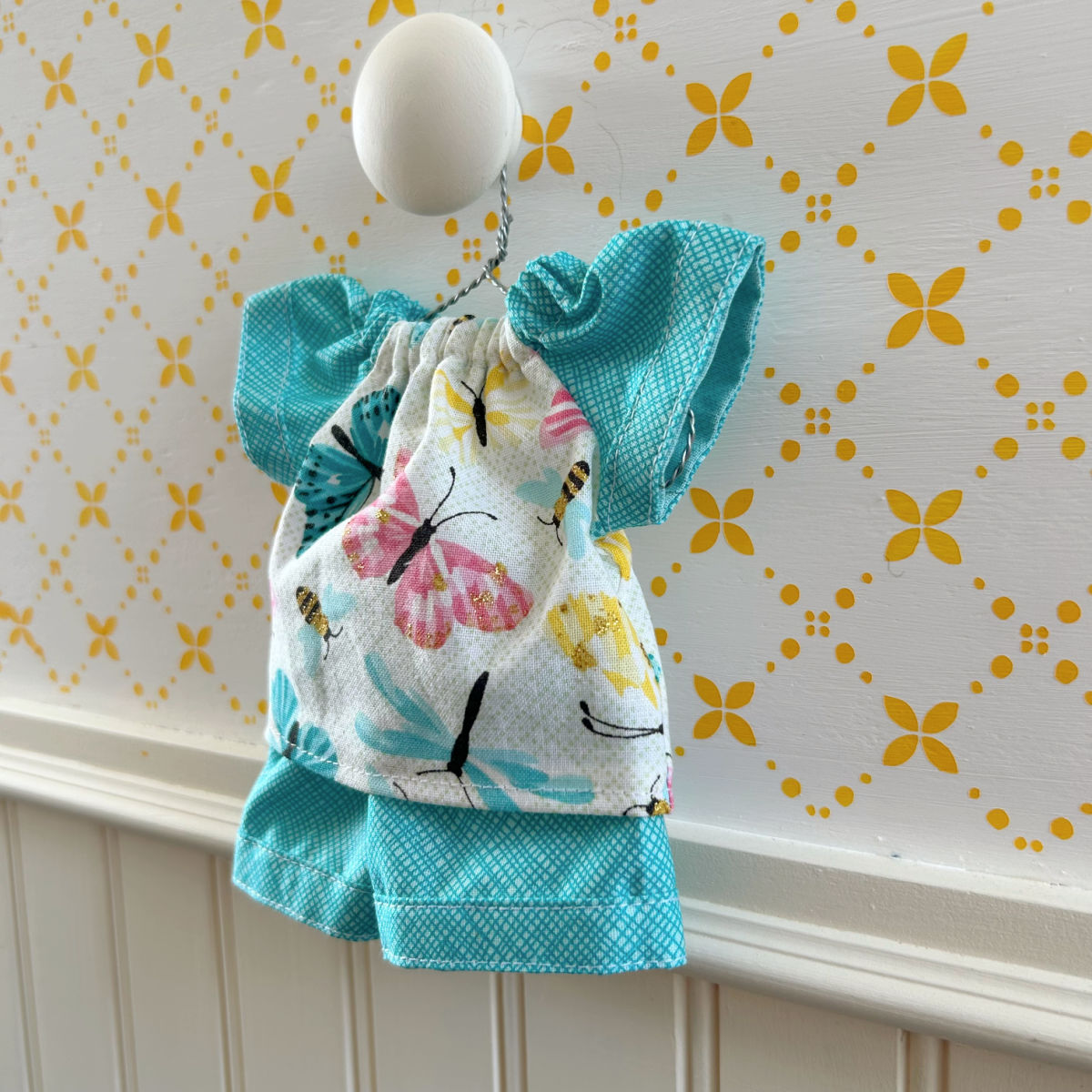 Ensemble Chandail & short 2 Petite abeille - vêtement de poupées