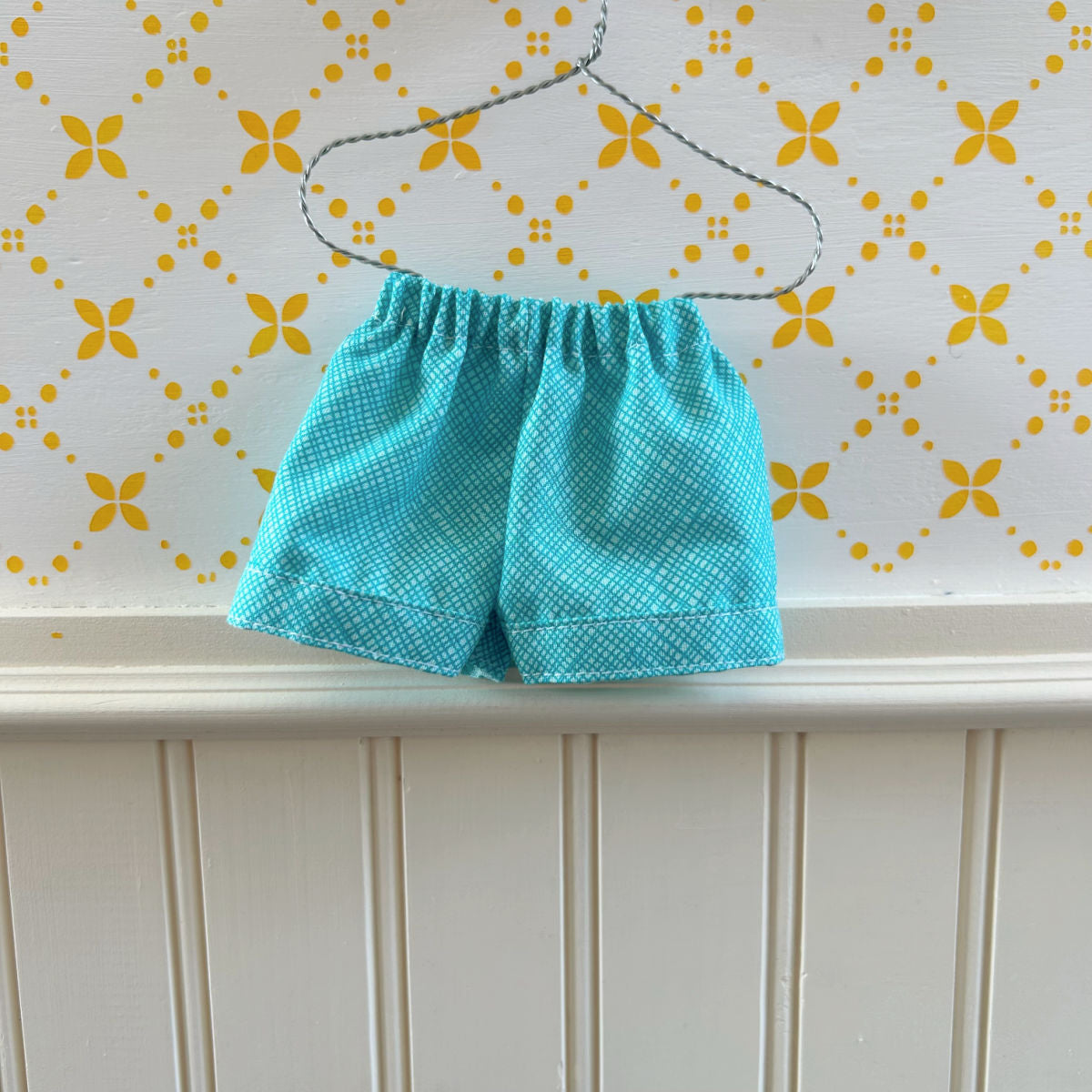 Ensemble Chandail & short 2 Petite abeille - vêtement de poupées