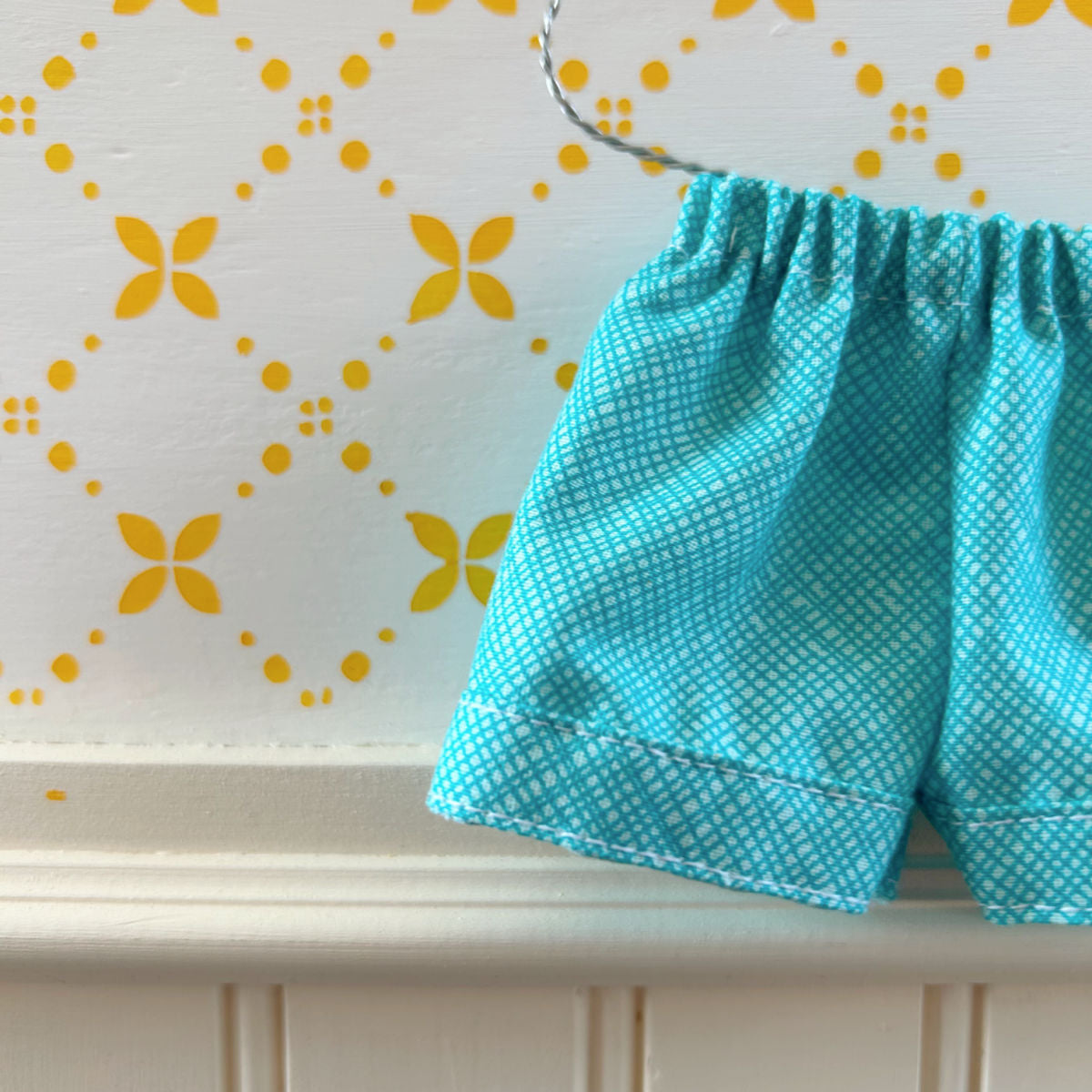 Ensemble Chandail & short 2 Petite abeille - vêtement de poupées