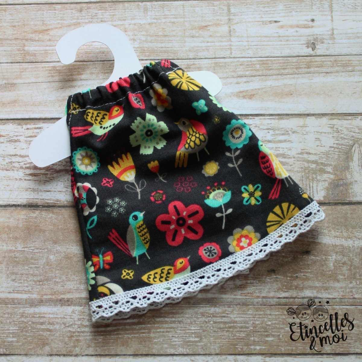 Robe noire fleurie